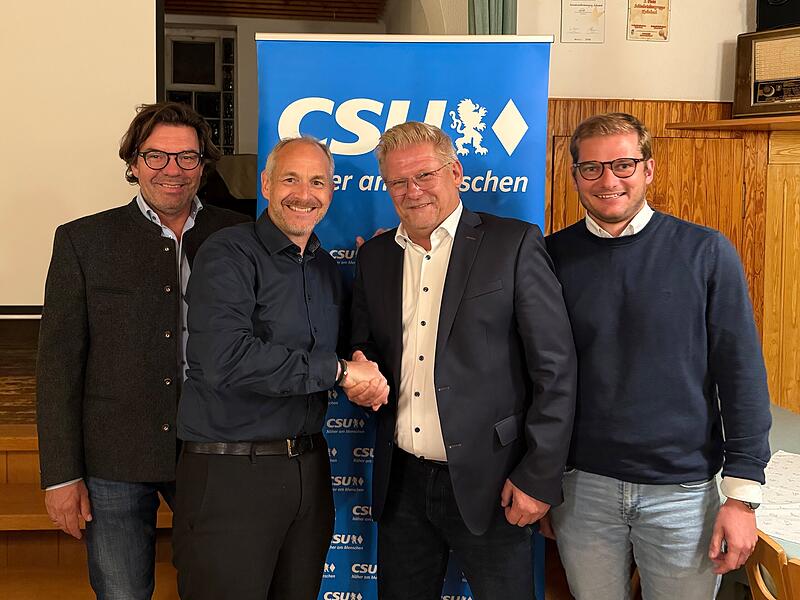 Frank Wilzok (2.v.r.) soll Kandidat fürs Amt des Oberbürgermeisters werden. Bei der Mitgliederversammlung will der Vorstand ihn vorschlagen.