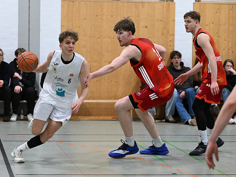 Der &uuml;berragende Bayreuther Liam Holl&auml;nder l&auml;sst hier den Bayern-Spieler Kilian D&uuml;ck stehen.