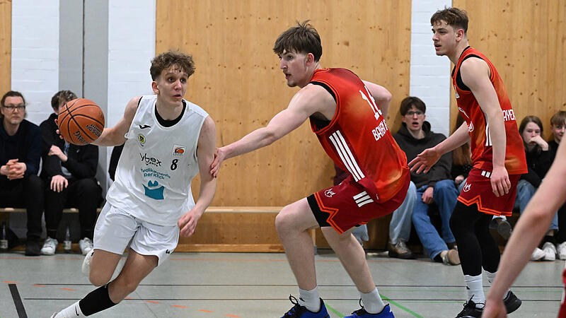 Der &uuml;berragende Bayreuther Liam Holl&auml;nder l&auml;sst hier den Bayern-Spieler Kilian D&uuml;ck stehen.