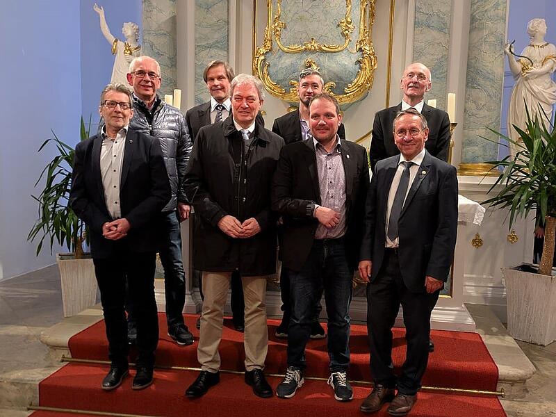 900 Jahre Seibelsdorf Auftakt Unser Bild zeigt (hintere Reihe, von links) Zweiten Bürgermeister Thomas Hümmrich, Daniel Gareis, Florian Böhm, Ewald Müller sowie (vordere Reihe, von links) Pfarrer Matthias Rückert, Landrat Klaus Löffler, Martin Fleischmann, Bürgermeister Norbert Gräbner.