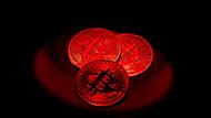 Bitcoin-Münzen liegen auf einem Tisch Bitcoin-Münzen liegen auf einem Tisch