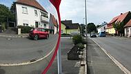 Trotz Ortsumgehung &uuml;ber die B&nbsp;470 w&auml;lzt sich viel Verkehr durch die H&ouml;chstadter Stra&szlig;e, wo auch dieser Verkehrsspiegel steht.