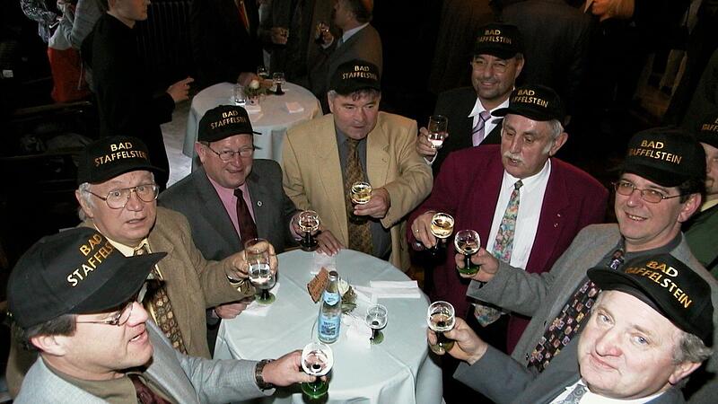Die Stadträte (von links) René Beifuß, Gerhard Stärk, Oswald Krappmann, Jürgen Erhard, Jürgen Kohmann, Heiner Popp, Hartwig Hümmer und Bernhard Dinkel feiern am 15. November 2001 im Sitzungssaal des Rathauses die Bad-Anerkennung mit einem Gläschen Wein.