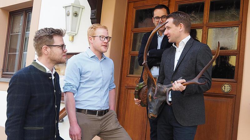 Max Grimmmer, Bruder Ferdinand, Geschäftsleiter Markus Kraus und Bürgermeister Johannes Maciejonczyk (v.l.) vor dem Goldenen Hirsch in Burgebrach.