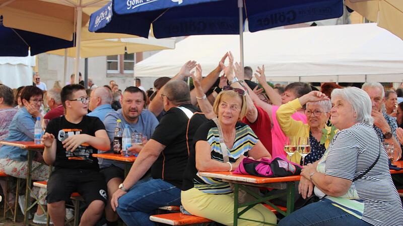 Ein &bdquo;volles Haus&ldquo; ist bei entsprechendem Wetter garantiert beim Weinfest des FC Hammelburg. Vier Tage darf auf dem Marktplatz gefeiert werden.