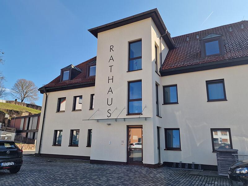 Das Rathaus in Burkardroth: Hier liegen der Haushaltsplan und die Jahresrechnungen aus, wer sie einsehen m&ouml;chte, kann das w&auml;hrend der &Ouml;ffnungszeiten tun.