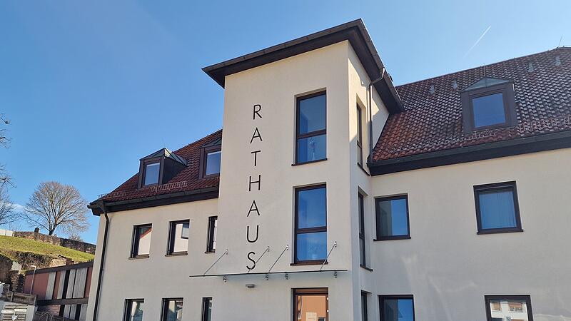 Das Rathaus in Burkardroth: Hier liegen der Haushaltsplan und die Jahresrechnungen aus, wer sie einsehen möchte, kann das während der Öffnungszeiten tun. Das Rathaus in Burkardroth: Hier liegen der Haushaltsplan und die Jahresrechnungen aus, wer sie einsehen möchte, kann das während der Öffnungszeiten tun.