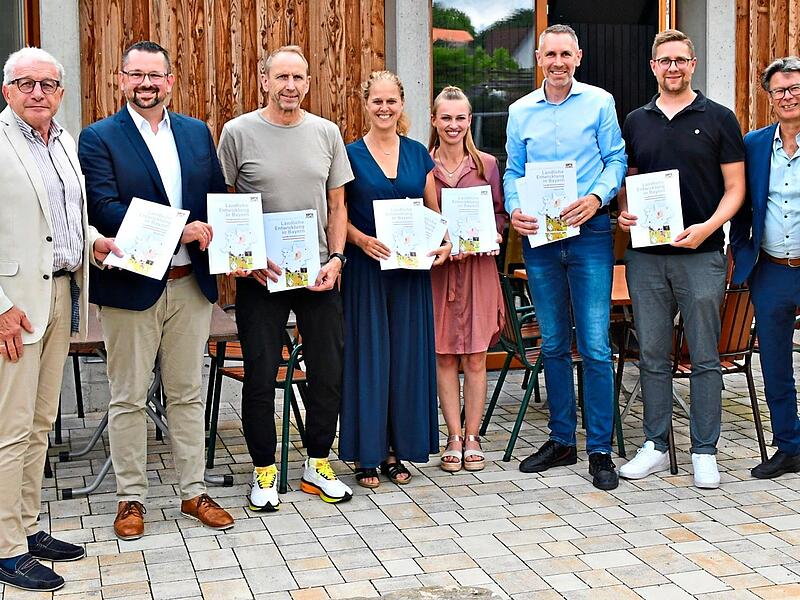 Bei einem Ortstermin am neuen Dorfgemeinschaftshaus in Alladorf trafen sich Vertreter des Amtes f&uuml;r L&auml;ndliche Entwicklung des Landkreises Kulmbach und des Marktes Thurnau, um Bilanz &uuml;ber die Arbeit des Amtes zu ziehen.  Stephan Herbert Fuchs