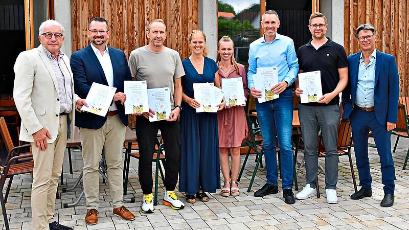 Bei einem Ortstermin am neuen Dorfgemeinschaftshaus in Alladorf trafen sich Vertreter des Amtes für Ländliche Entwicklung des Landkreises Kulmbach und des Marktes Thurnau, um Bilanz über die Arbeit des Amtes zu ziehen. Stephan Herbert Fuchs Bei einem Ortstermin am neuen Dorfgemeinschaftshaus in Alladorf trafen sich Vertreter des Amtes für Ländliche Entwicklung des Landkreises Kulmbach und des Marktes Thurnau, um Bilanz über die Arbeit des Amtes zu ziehen. Stephan Herbert Fuchs