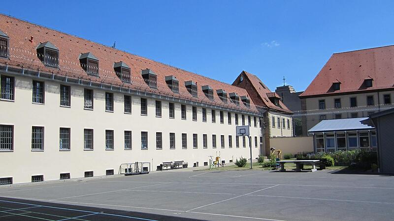 Im Hof  der JVA Erlangen k&ouml;nnen die H&auml;ftlinge Sport treiben.