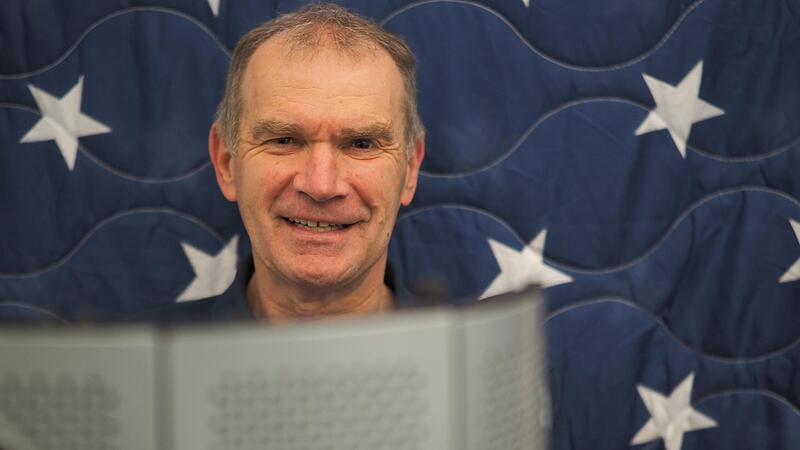 Der Kabarettist Fredi Breunig ist der aktuelle Gast im Rh&ouml;ner Fu&szlig;ball-Podcast &bdquo;Du Holz&ldquo;.