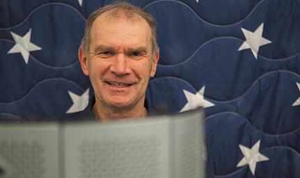 Der Kabarettist Fredi Breunig ist der aktuelle Gast im Rh&ouml;ner Fu&szlig;ball-Podcast &bdquo;Du Holz&ldquo;.