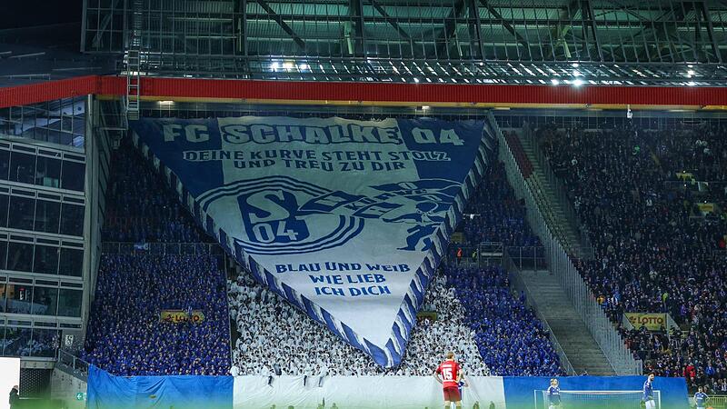 Die Schalke-Anh&auml;nger in der vergangenen Saison auf dem legend&auml;ren Betzenberg in Kaiserslautern &ndash; trotz der anhaltenden Abw&auml;rtsspirale unterst&uuml;tzen oft tausende "K&ouml;nigsblaue" ihren Klub bei den Ausw&auml;rtsspielen.