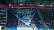 Die Schalke-Anh&auml;nger in der vergangenen Saison auf dem legend&auml;ren Betzenberg in Kaiserslautern &ndash; trotz der anhaltenden Abw&auml;rtsspirale unterst&uuml;tzen oft tausende "K&ouml;nigsblaue" ihren Klub bei den Ausw&auml;rtsspielen.
