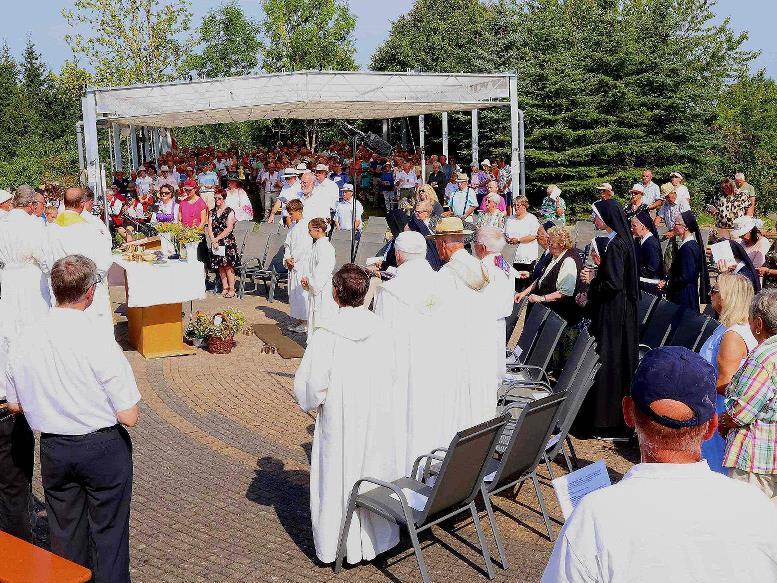 Viele Gläubige kamen zum 25. Jubiläum des Heiligtums der Verbundenheit auf dem Marienberg bei Dörrnwasserlos.