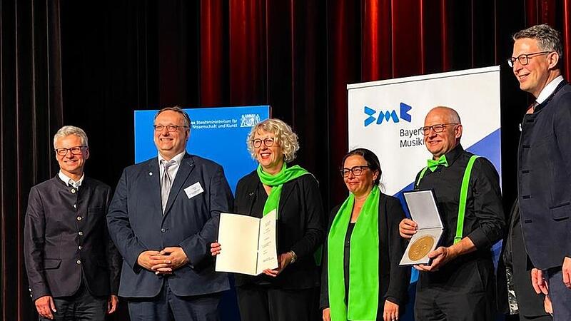 (v.l.): Bernd Sibler (BMR), Carsten Ahlers (Sängergruppe), Sandra Metz, Manuela Mahlmeister, Elmar Brehm (jeweils SV Burkardroth) und Markus Blume. (v.l.): Bernd Sibler (BMR), Carsten Ahlers (Sängergruppe), Sandra Metz, Manuela Mahlmeister, Elmar Brehm (jeweils SV Burkardroth) und Markus Blume.