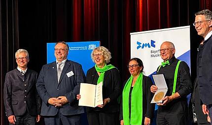 (v.l.): Bernd Sibler (BMR), Carsten Ahlers (Sängergruppe), Sandra Metz, Manuela Mahlmeister, Elmar Brehm (jeweils SV Burkardroth) und Markus Blume. (v.l.): Bernd Sibler (BMR), Carsten Ahlers (Sängergruppe), Sandra Metz, Manuela Mahlmeister, Elmar Brehm (jeweils SV Burkardroth) und Markus Blume.