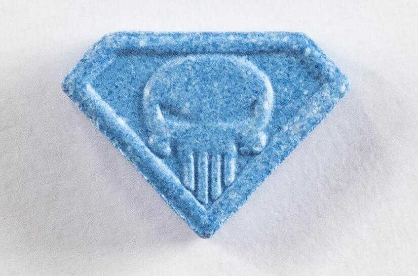 Lebensgefahr! Die Polizei warnt eindringlich vor dem Konsum der Ecstasy-Pille „Blue Punisher“. Lebensgefahr! Die Polizei warnt eindringlich vor dem Konsum der Ecstasy-Pille „Blue Punisher“.