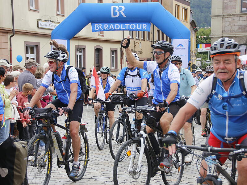 Zieleinfahrt der BR-Radltour 2025 in Hammelburg am MarktplatzZieleinfahrt der BR-Radltour 2025 in Hammelburg am Marktplatz