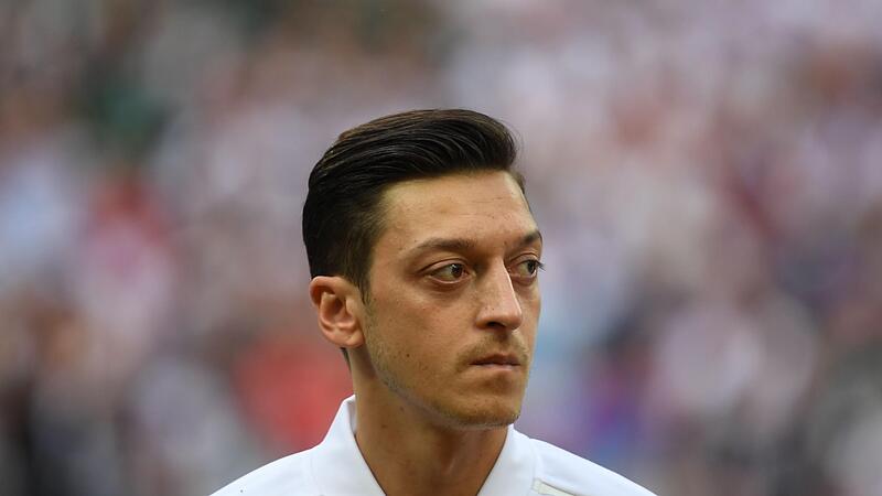 Mesut Özil aus Deutschland bei der WM 2018 im Luschnikistadion vor dem Spiel bei Abspielen der Nationalhymne.