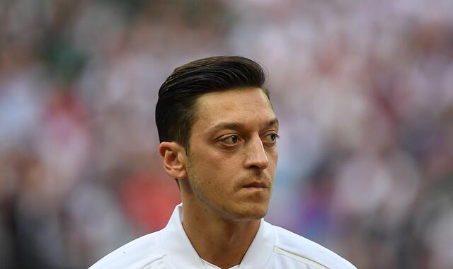 Mesut Özil aus Deutschland bei der WM 2018 im Luschnikistadion vor dem Spiel bei Abspielen der Nationalhymne.
