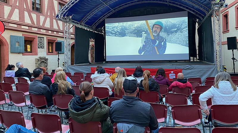 Im Innenhof der Kaiserpfalz Forchheim werden an mehreren Abenden Filme gezeigt.Forchheim & Fränkische Schweiz