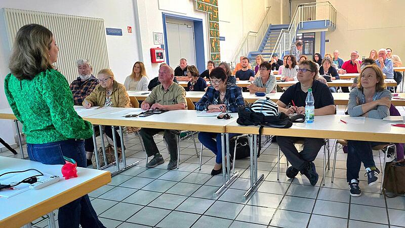 Sophia Eichhorn führt die Reisegruppe aus Adelsdorf in der Aischtalhalle in die italienische Sprache ein. Sophia Eichhorn führt die Reisegruppe aus Adelsdorf in der Aischtalhalle in die italienische Sprache ein.