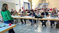 Sophia Eichhorn f&uuml;hrt die Reisegruppe aus Adelsdorf in der Aischtalhalle in die italienische Sprache ein.