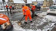 In Reuth sind Mitarbeiter seit 3 Uhr 50 morgens mit Schneeschippen unterwegsForchheim & Fränkische Schweiz