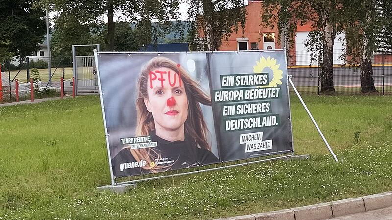 Überall in Stadt und Landkreis wurden (wie hier in Scheßlitz) Plakate beschmiert.