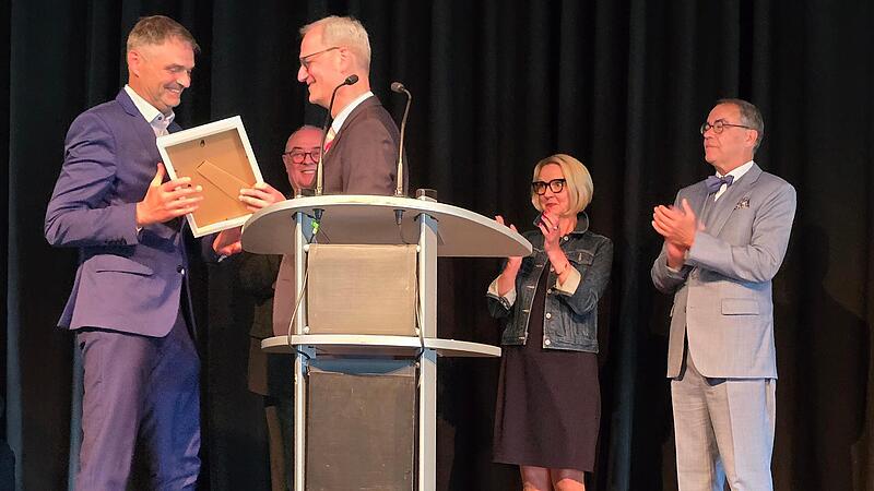Christian Lisch &uuml;berreicht Michael Thiem (links) in H&ouml;chstadt die Ehrenurkunde. Die Beiratsmitglieder Reinhard Lugschi, Sigrid Thiem und Christian Schmidt applaudieren.