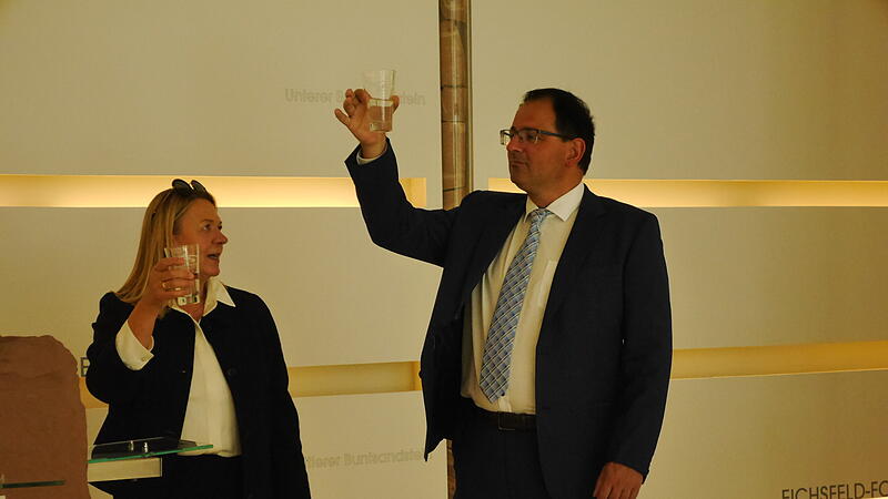 Andrea Schallenkammer und Martin Sch&ouml;ffel (CSU) beim Heilwasser-Tasting