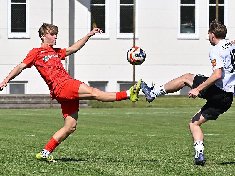 Als &bdquo;Krenkicker&ldquo; Henri Hengerer mit N&uuml;rnbergs Hannes Br&uuml;tting um den Ball k&auml;mpft, sieht es nach einem Patt aus.