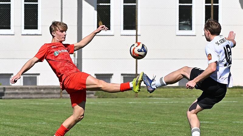Als &bdquo;Krenkicker&ldquo; Henri Hengerer mit N&uuml;rnbergs Hannes Br&uuml;tting um den Ball k&auml;mpft, sieht es nach einem Patt aus.