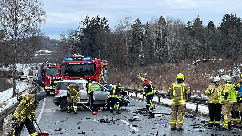 Zwei Fahrzeuge sind am Dienstag zwischen Wirsberg und Himmelkron frontal zusammengesto&szlig;en.