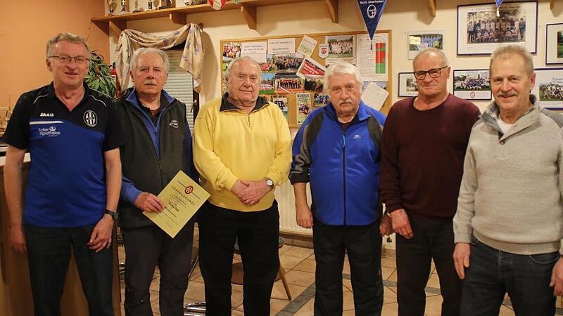 Vorsitzender Peter Fenn gratuliert Franz Diez, Gottfried Schneid, Elmar Schmidt, Herbert Sachs und Reinhold Moritz (von links). Vorsitzender Peter Fenn gratuliert Franz Diez, Gottfried Schneid, Elmar Schmidt, Herbert Sachs und Reinhold Moritz (von links).