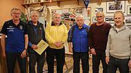 Vorsitzender Peter Fenn gratuliert Franz Diez, Gottfried Schneid, Elmar Schmidt, Herbert Sachs und Reinhold Moritz (von links).