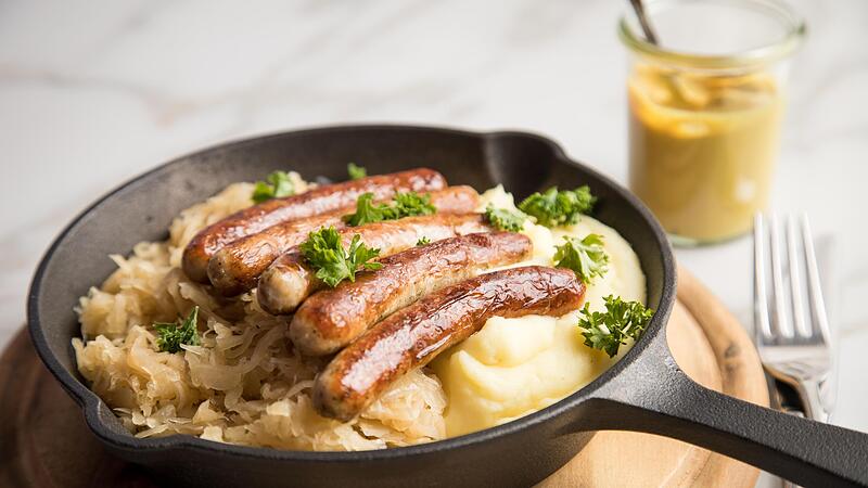 Bratw&uuml;rste mit Sauerkraut und Kartoffelstampf gehen immer. Senf darf auch nicht fehlen.