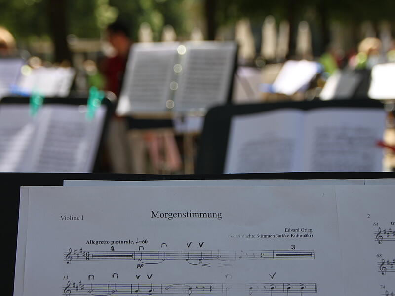 Unzählige Notenständer standen im Kurpark bereit und warteten nur auf ihren Einsatz.
