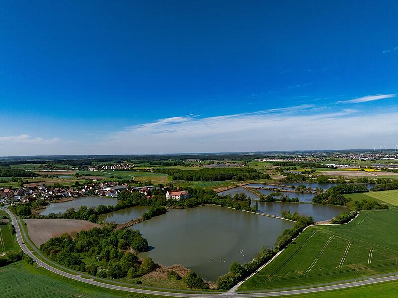 Wasserschloss Neuhaus Am Freitag kann man bei einer Wanderung rund um das Wasserschloss Neuhaus alles über den Karpfen erfahren.