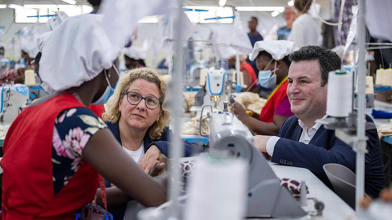 Svenja Schulze (SPD), Bundesministerin f&uuml;r wirtschaftliche Zusammenarbeit und Entwicklung, und Hubertus Heil (SPD), Bundesminister f&uuml;r Arbeit und Soziales, besuchen eine Textilfabrik in Ghana.