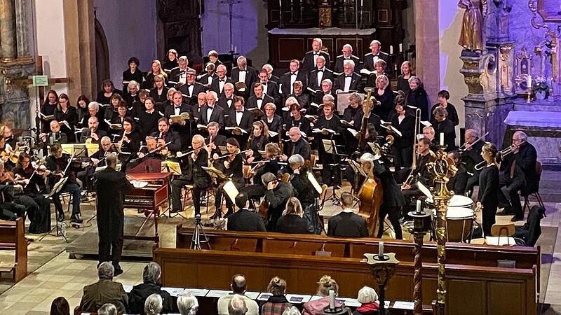 Bislang ein fester Termin für Kulturbegeisterte in Herzogenaurach: Konzerte des Philharmonischen Chors, hier während eines Auftritts in der Stadtpfarrkirche St. Magdalena im Oktober 2022. Unter anderem für ihn wird die Stadt dieses Jahr kein Gel... Bislang eine fester Termin für Kulturbegeisterte in Herzogenaurach: Konzerte des Philharmonischen Chors, hier während eines Auftritts in der Stadtpfarrkirche St. Magdalena im Oktober 2022. Unter anderem für ihn wird die Stadt dieses Jahr keine Geld mehr ausgeben.