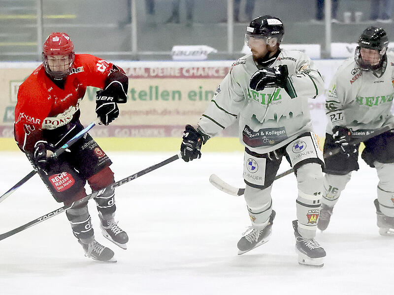 Gemischte Gef&uuml;hle bei den Ha&szlig;furt Hawks (links Jano Krimmel): W&auml;hrend sie ihre Ausw&auml;rtspartie in Mitterteich mit 5:2 f&uuml;r sich entschieden, kassierten sie beim EV Moosburg (von rechts Jonas Pongratz und Christian Seidlmeyer, Szene aus dem Hinspiel) eine unerwartete 3:5-Niederlage.