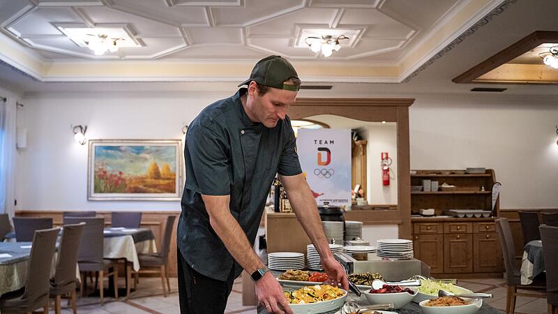 Die drei Soldaten teilen sich die Arbeiten ein, jeder hat seinen Verantwortungsbereich, durch die lange gemeinsame Arbeit sind sie ein eingespieltes Team.