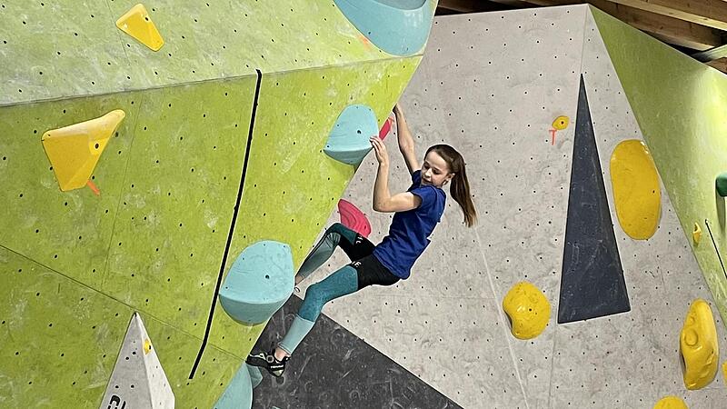 Mia Fuchs beim Bouldern: Die Zw&ouml;lfj&auml;hrige spielt neben dem Klettern Handball beim HC Erlangen &ndash; und das sehr erfolgreich.