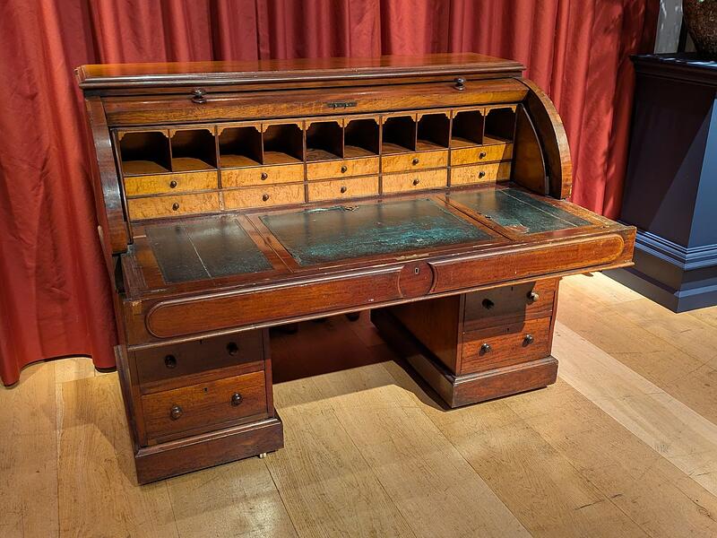 Tolkiens Schreibtisch und Batmans Motorrad unterm Hammer