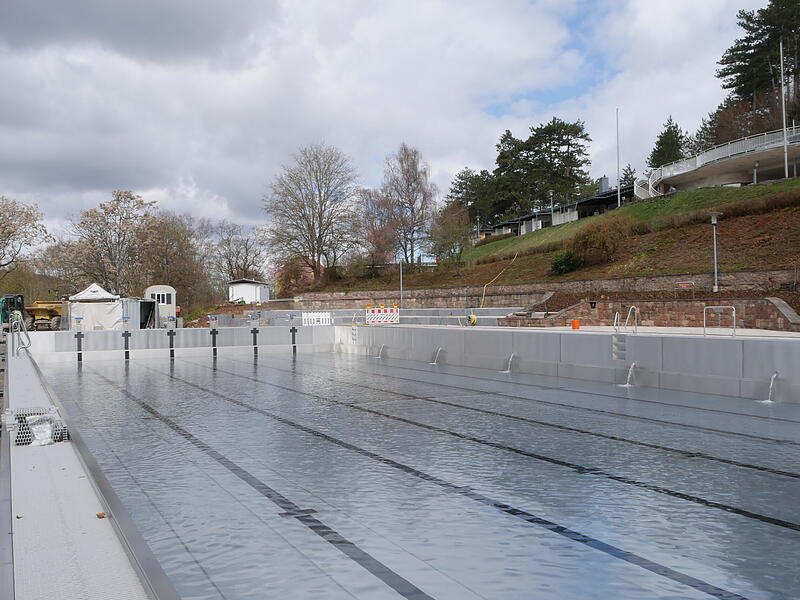 Die Sanierungsarbeiten im Terrassenschwimmbad sind noch im vollen Gange.
