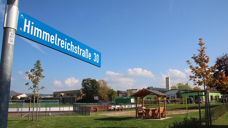Das angestrebte Nahw&auml;rme-Heizkraftwerk in Ebensfeld soll Schule und Kindergarten (im Bildhintergrund) versorgen und m&ouml;glicherweise Privath&auml;user in der Himmelreichstra&szlig;e, wenn die Anwohner das w&uuml;nschen.