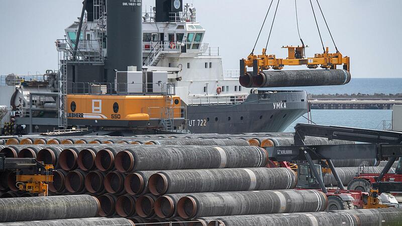 Rohre für die Gaspipeline Nord Stream 2 werden in Mecklenburg-Vorpommern verladen. Rohre für die Gaspipeline Nord Stream 2 werden in Mecklenburg-Vorpommern verladen.