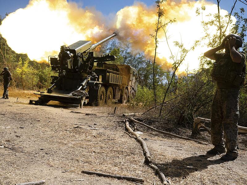 Ukrainische Soldaten feuern eine Panzerhaubitze auf russische Stellungen an der Frontlinie in der Region Saporischschja. Während dort der reale Krieg tobt, schreitet auch in der   Diplomatie der Friedensprozess nicht voran.